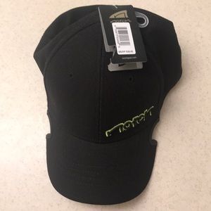 NWT - Notch fitted hat s/m